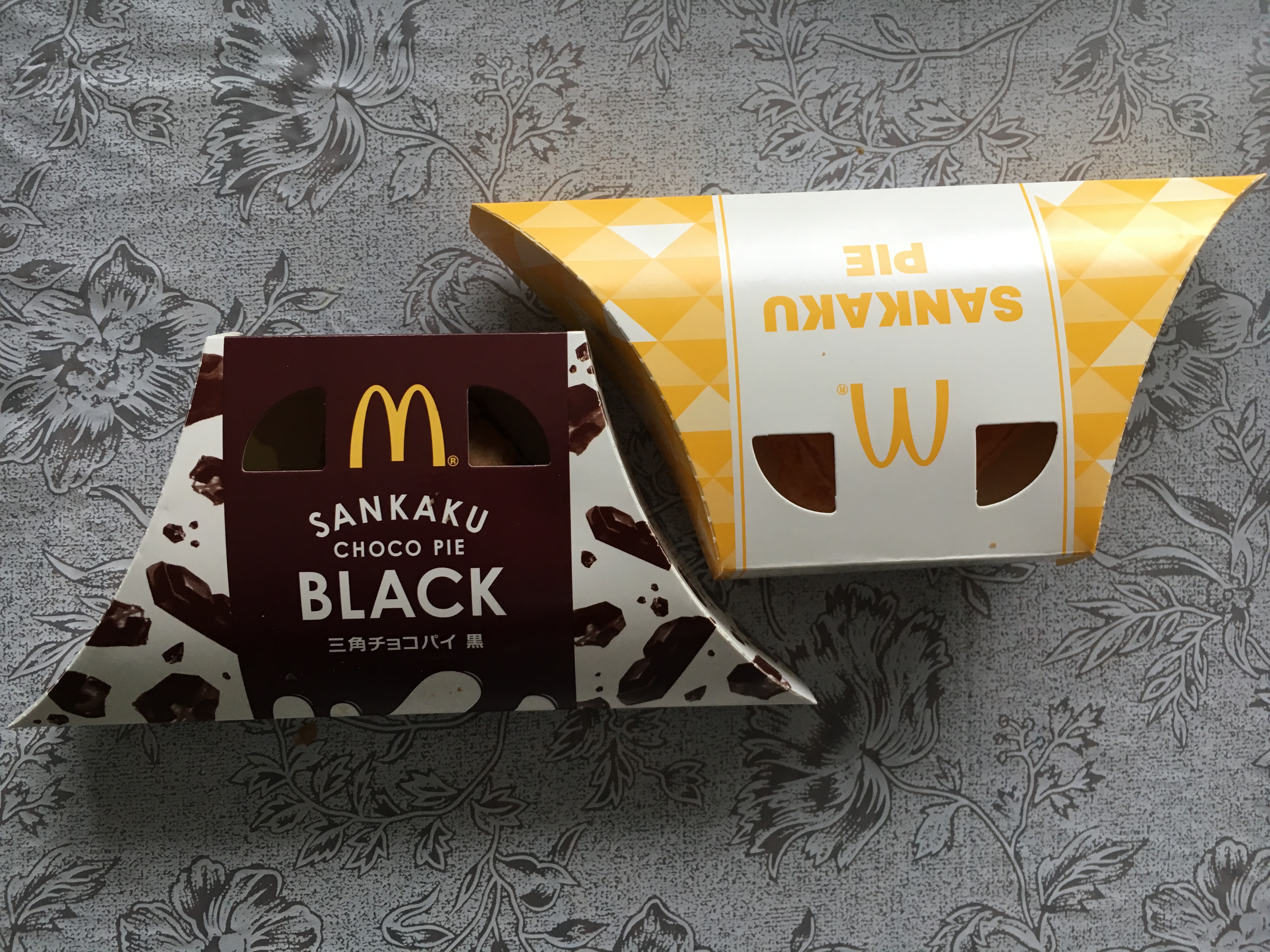 マクドナルド 期間限定三角チョコパイ黒といちごを比較してみた 魔法少女思い出ブログ