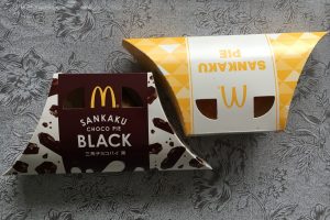 マクドナルド三角チョコパイ黒といちご
